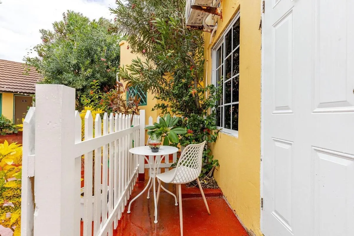 Compact Studio, Beach & Pool 204A Montego Bay