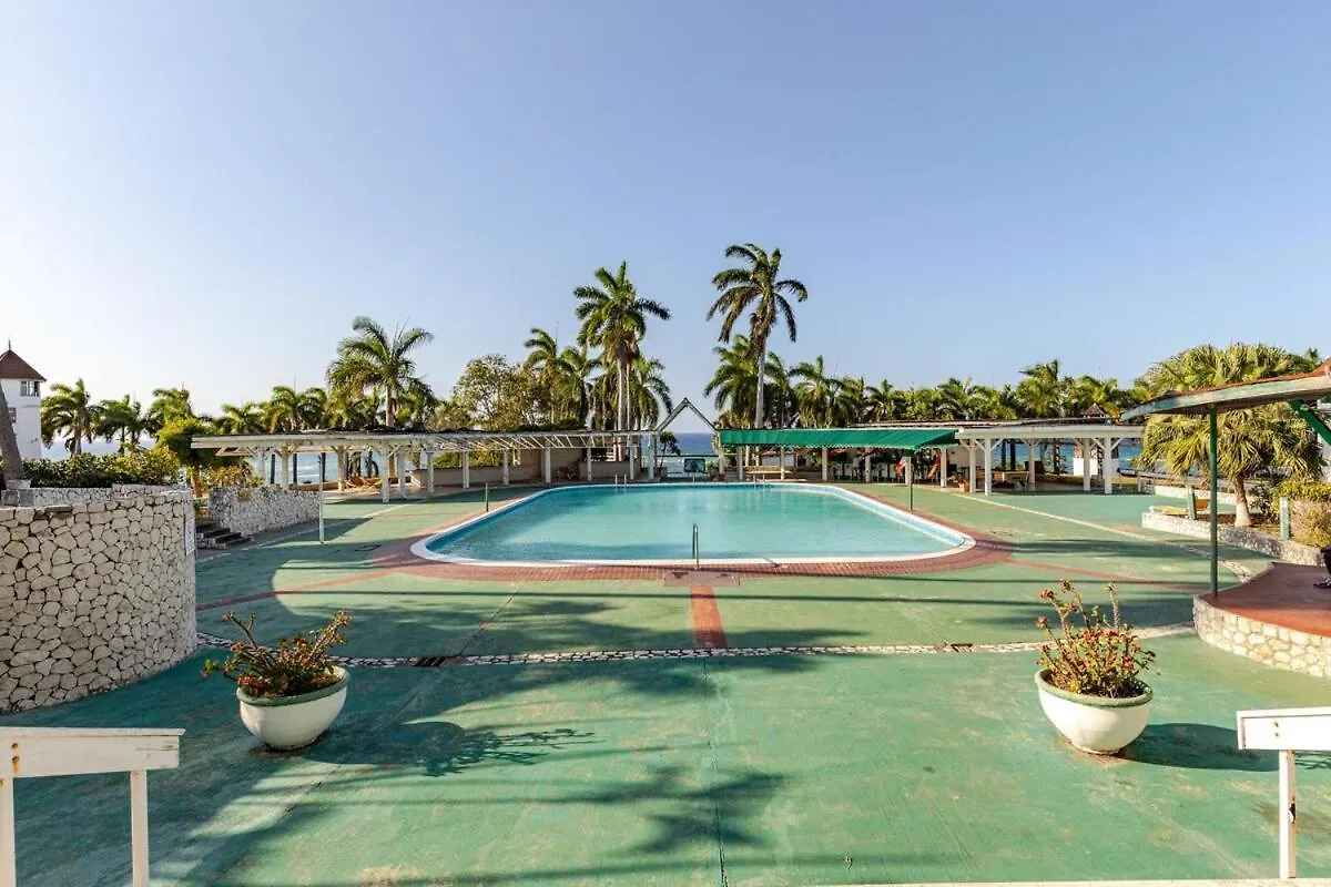 Apartment Compact Studio, Beach & Pool 204A Montego Bay