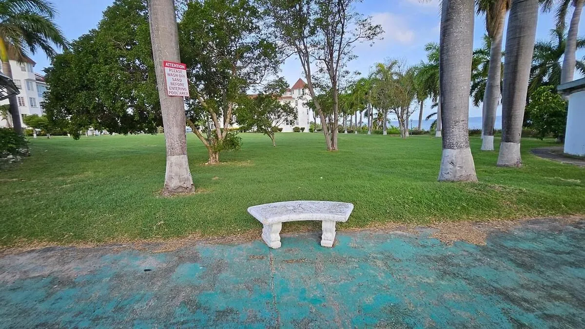 Apartment Compact Studio, Beach & Pool 204A Montego Bay