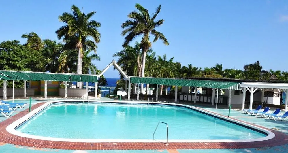 Compact Studio, Beach & Pool 204A Montego Bay