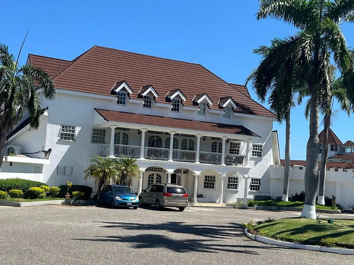 Compact Studio, Beach & Pool 204A Montego Bay Apartment