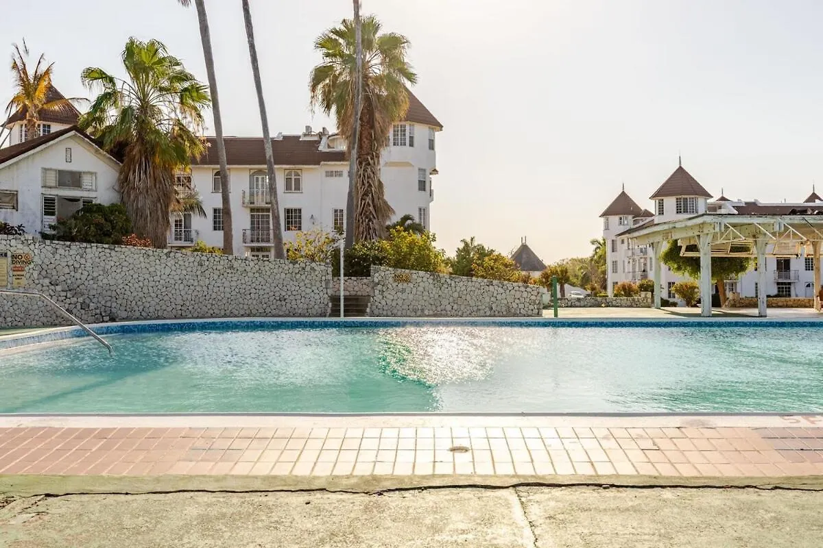 Compact Studio, Beach & Pool 204A Montego Bay Apartment